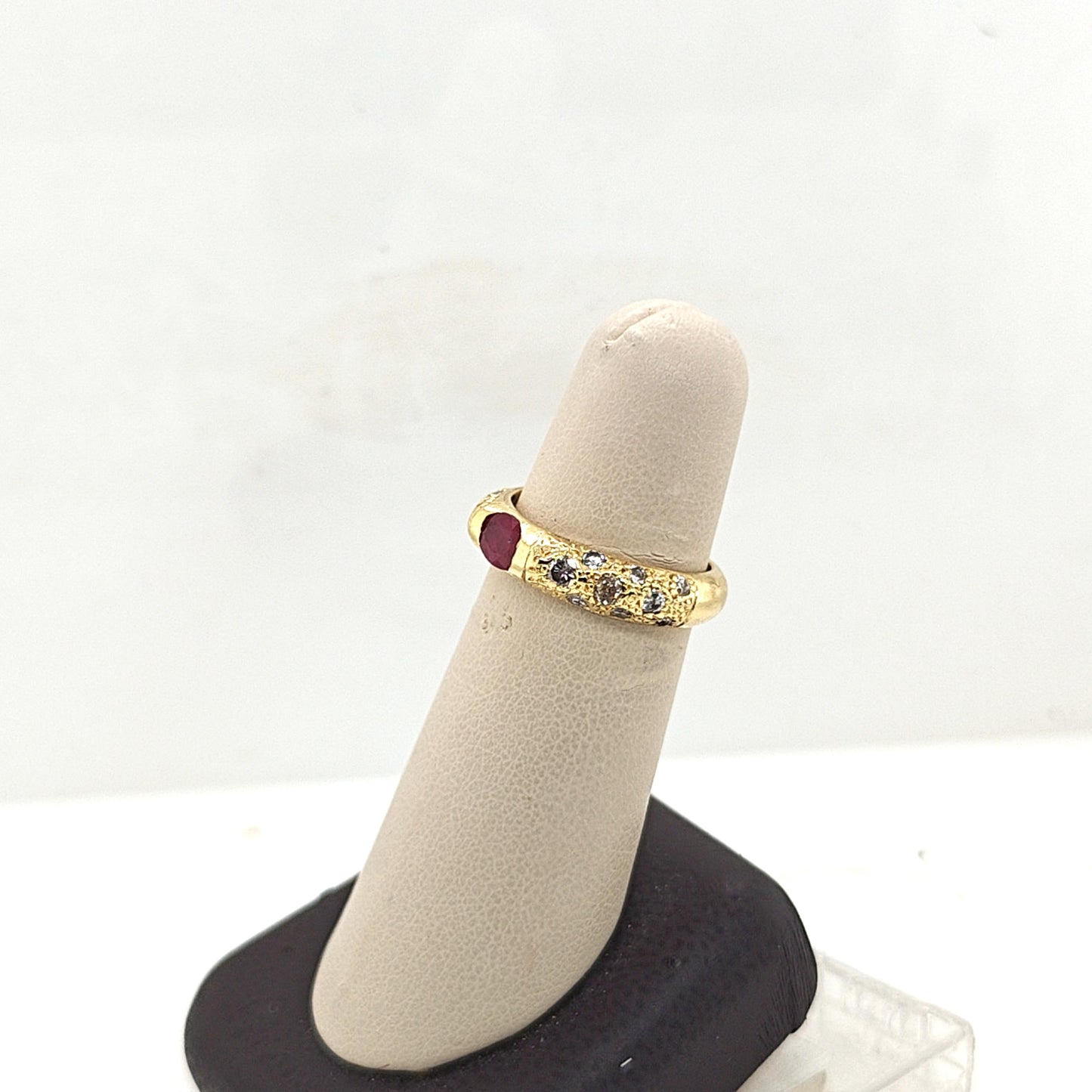 RUBY AND DIAMOND RING YELLOW GOLD