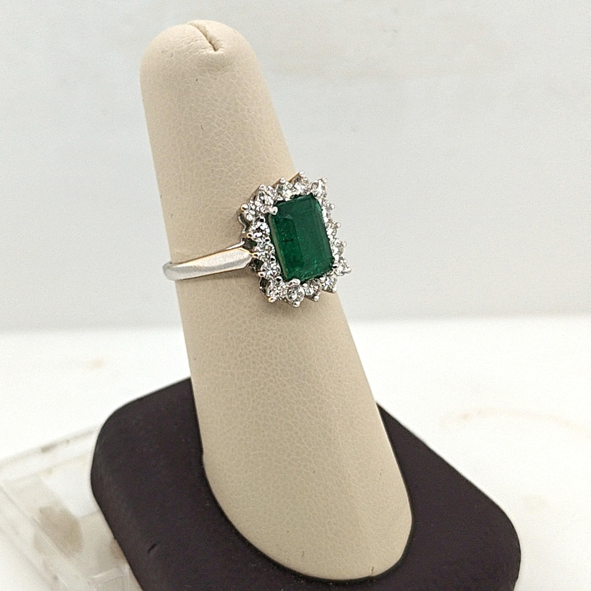 EMERALD AND DIAMOND RING WHITE GOLD