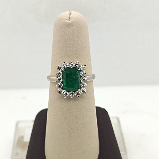 EMERALD AND DIAMOND RING WHITE GOLD