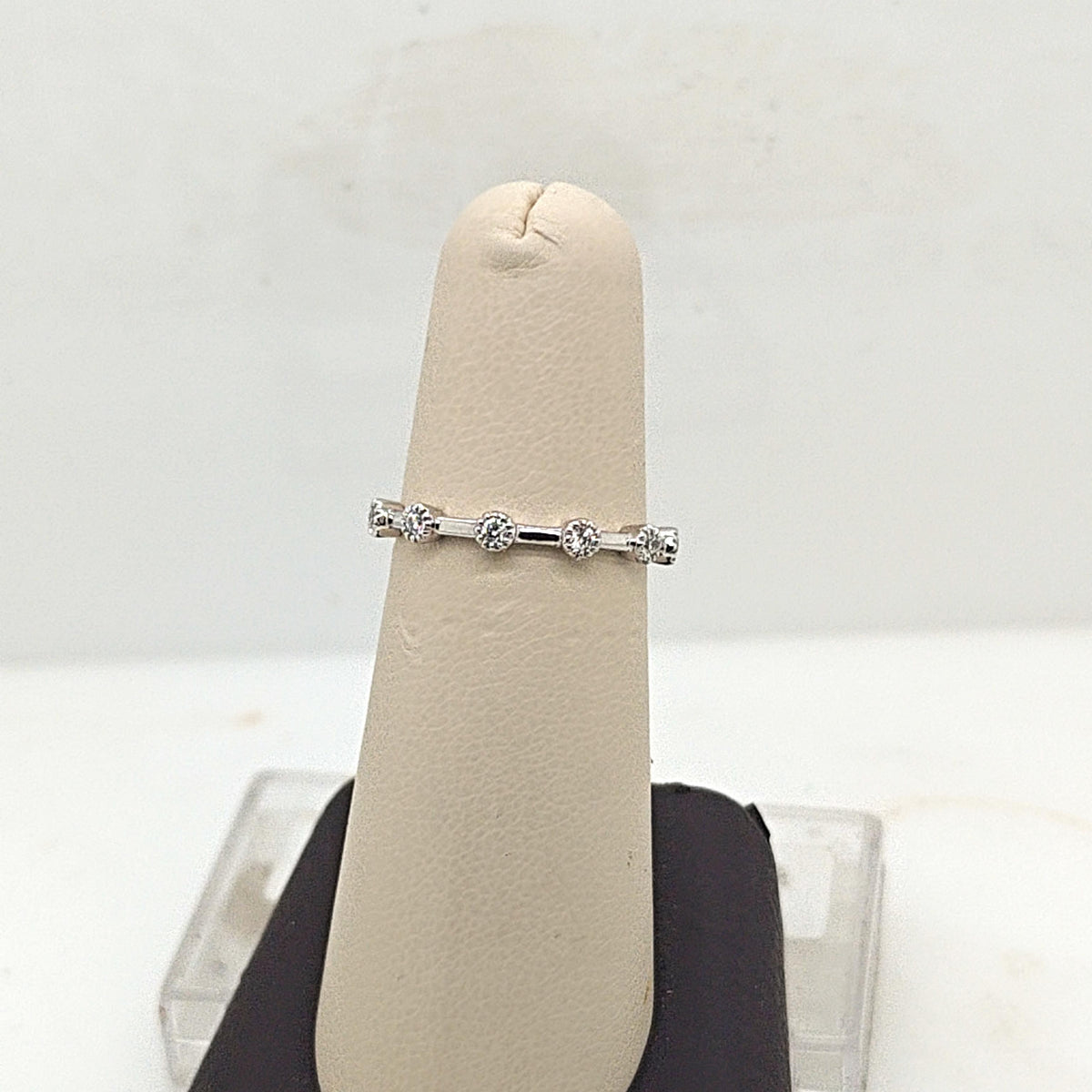 DIAMOND WHITE GOLD BAND RING 0.33CTW