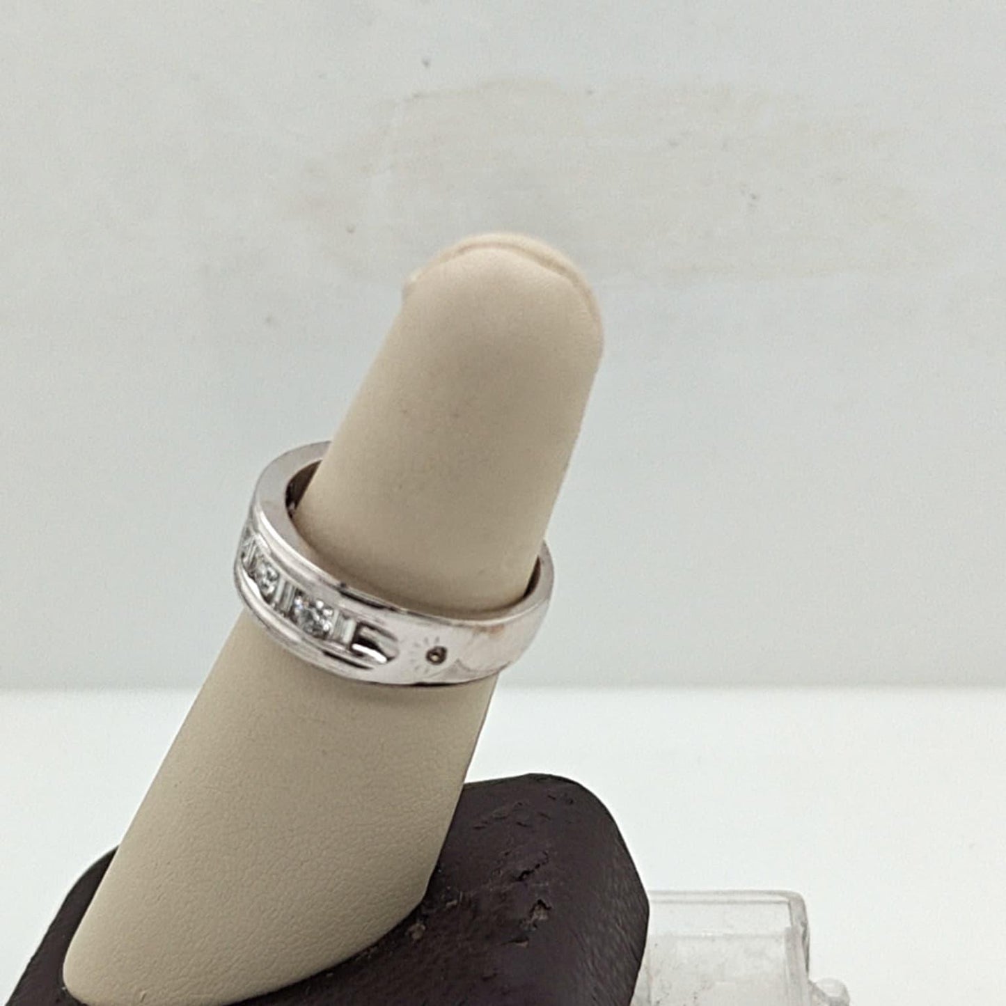 DIAMOND ROUND AND BAGUETTE BAND RING 1.14CTW WHITE GOLD