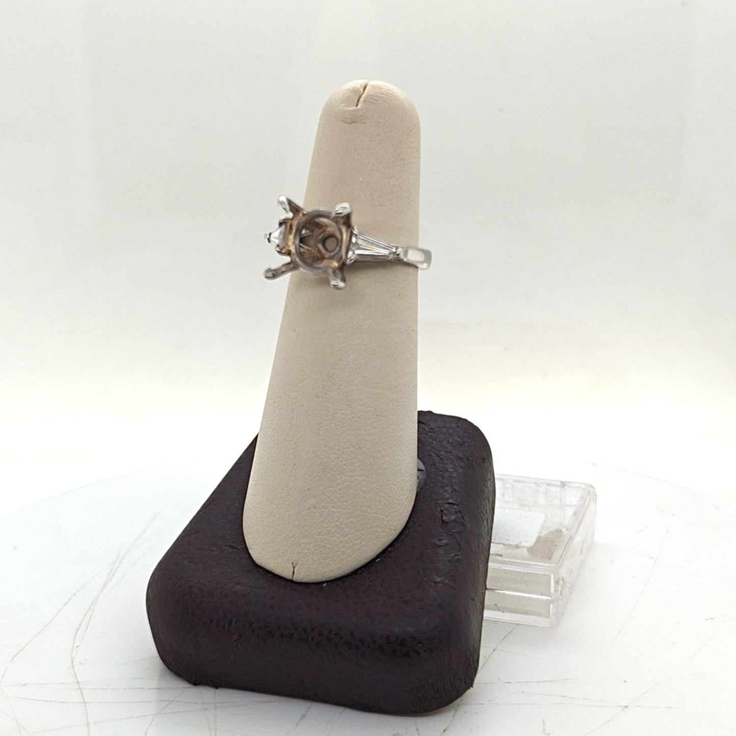 PLATINUM HANDMADE SEMI MOUNT FOR 5CT ROUND DIAMOND 0.42CTW