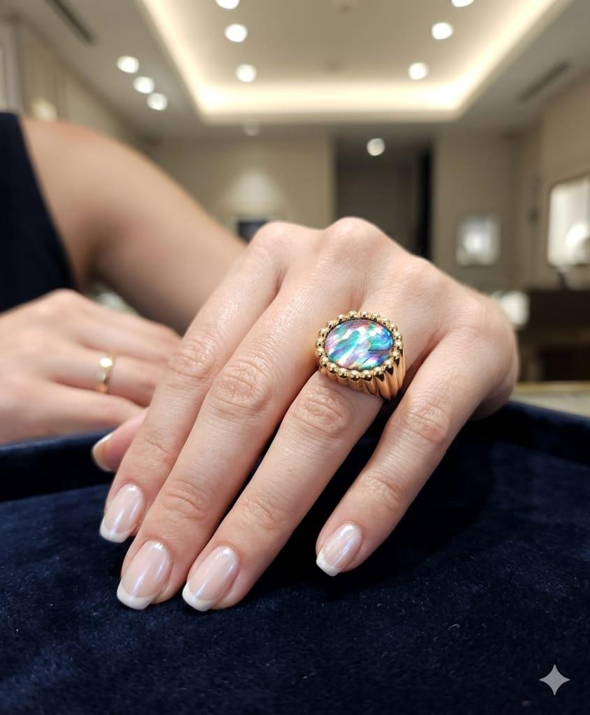 LARGE OPAL RING YELLOW GOLD