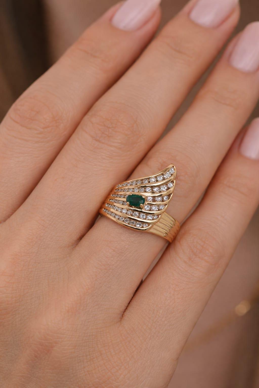 DIAMOND AND EMERALD WING STYLE RING YELLOW GOLD