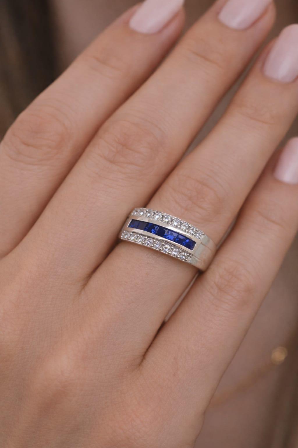 DIAMOND AND SAPPHIRE BAND RING WHITE GOLD