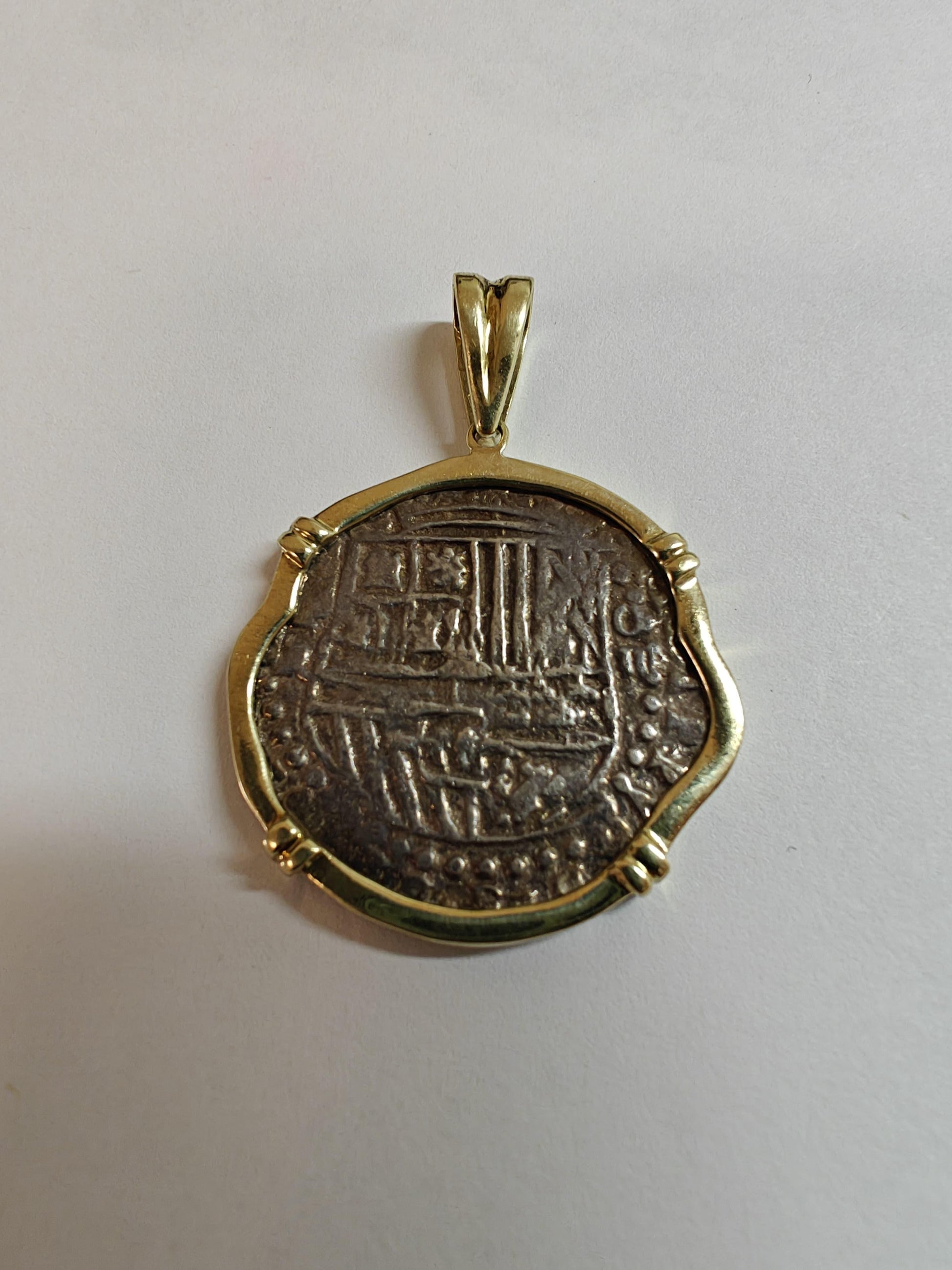 PIECE OF EIGHT PENDANT REPRODUCTION YELLOW GOLD