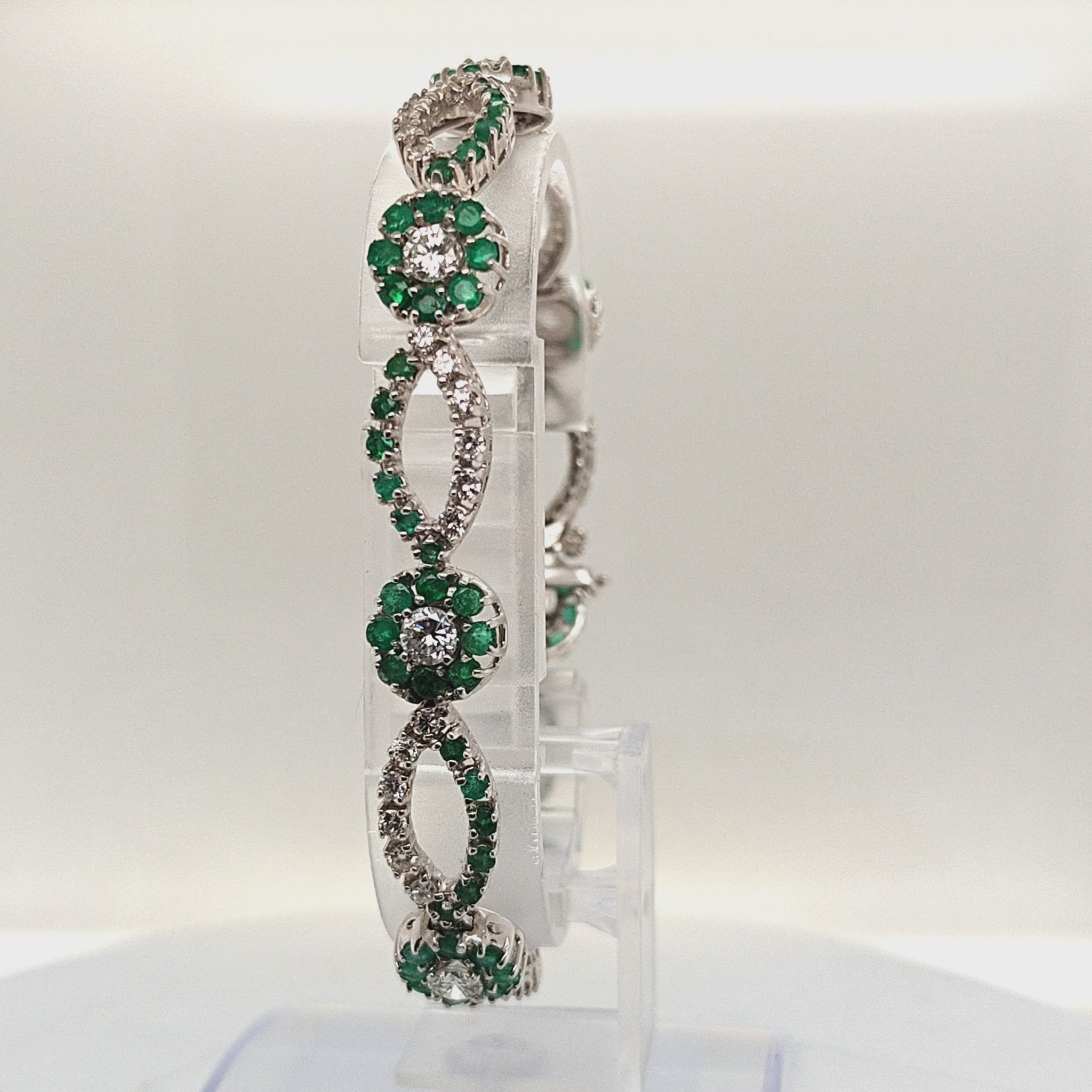 EMERALD AND DIAMOND BRACELET WHITE GOLD