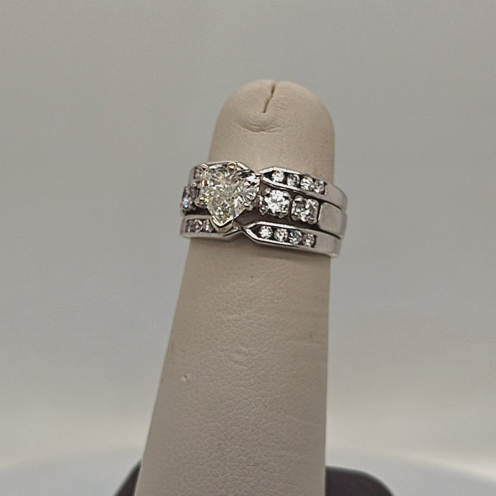 HEART SHAPE DIAMOND RING WITH JACKET PLATINUM & WHITE GOLD