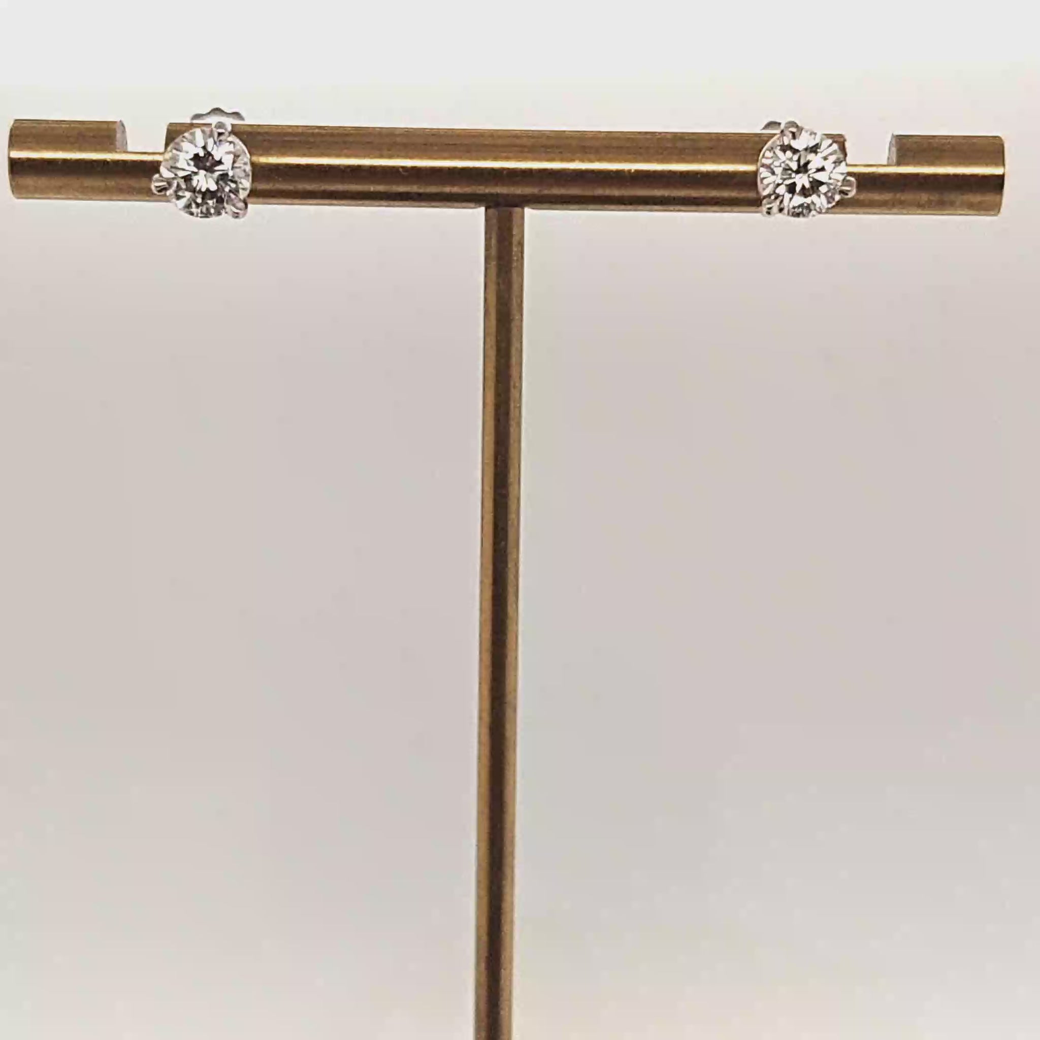 DIAMOND STUD EARRINGS 1.02CT WHITE GOLD