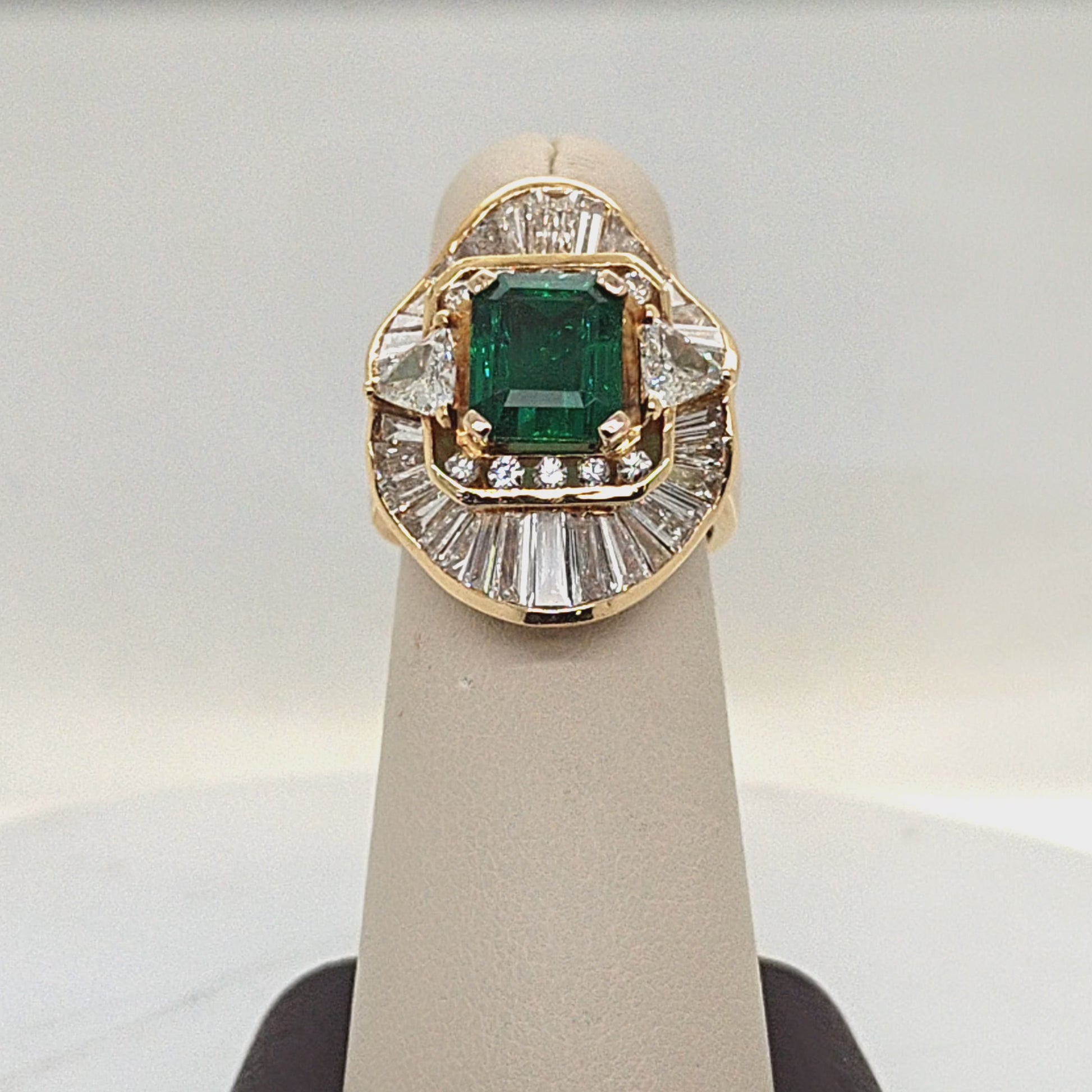 EMERALD AND DIAMOND COCKTAIL RING YELLOW GOLD