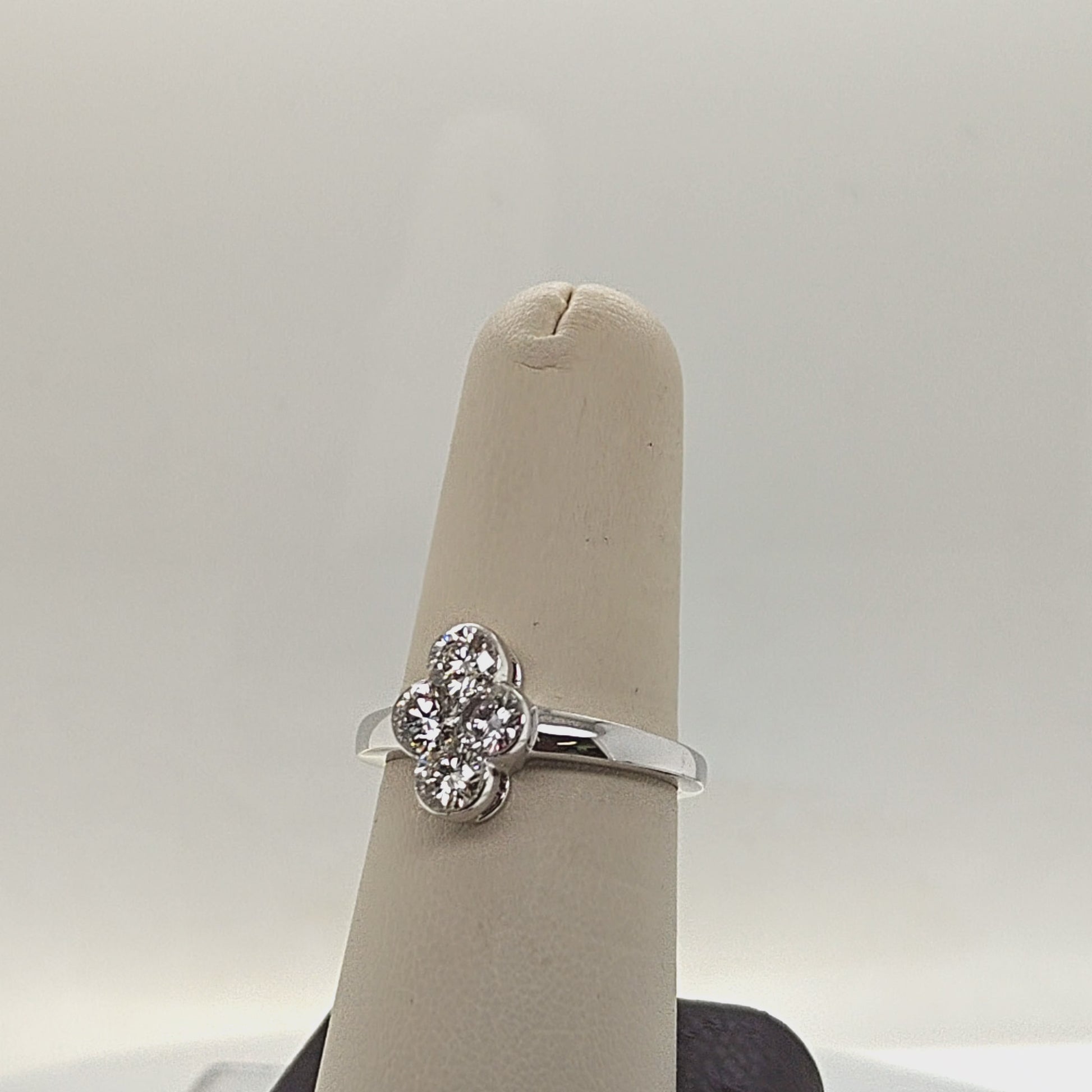 DIAMOND RING FOUR ROUND 1.05CT WHITE GOLD