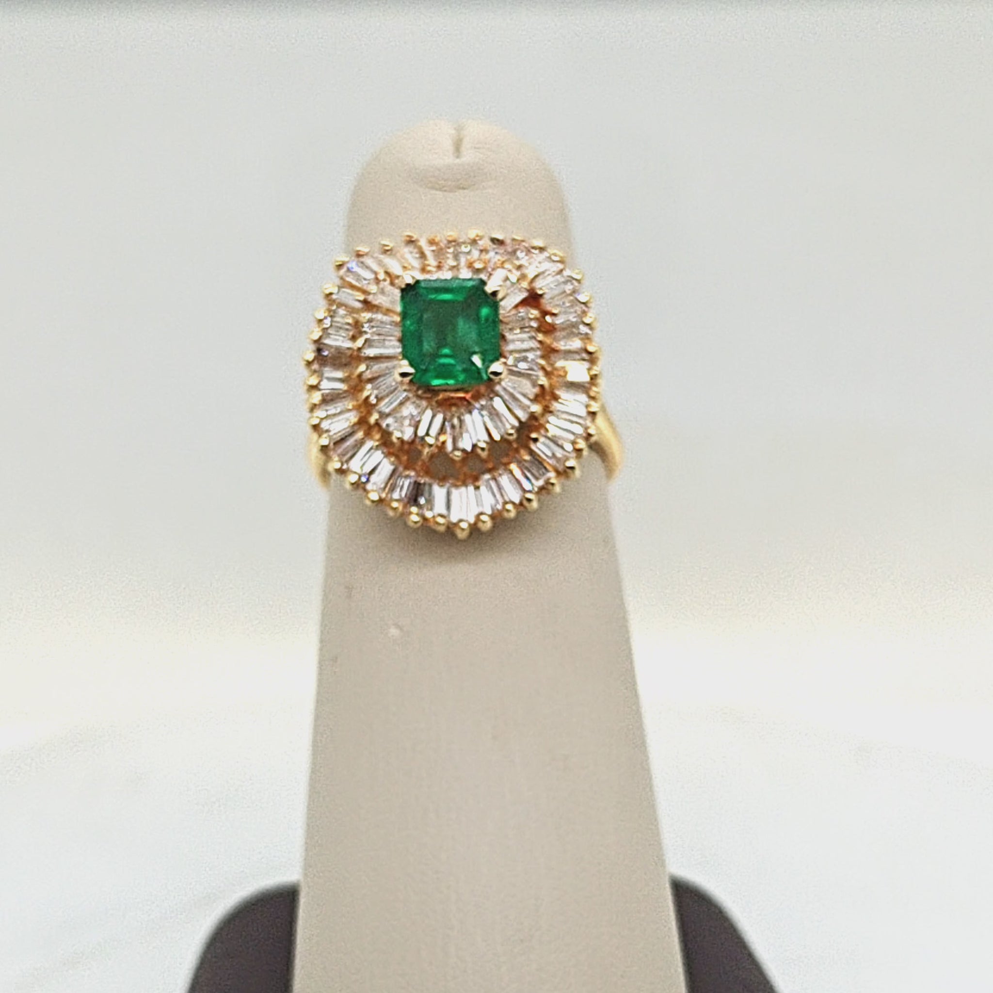 EMERALD AND DIAMOND COCKTAIL RING YELLOW GOLD