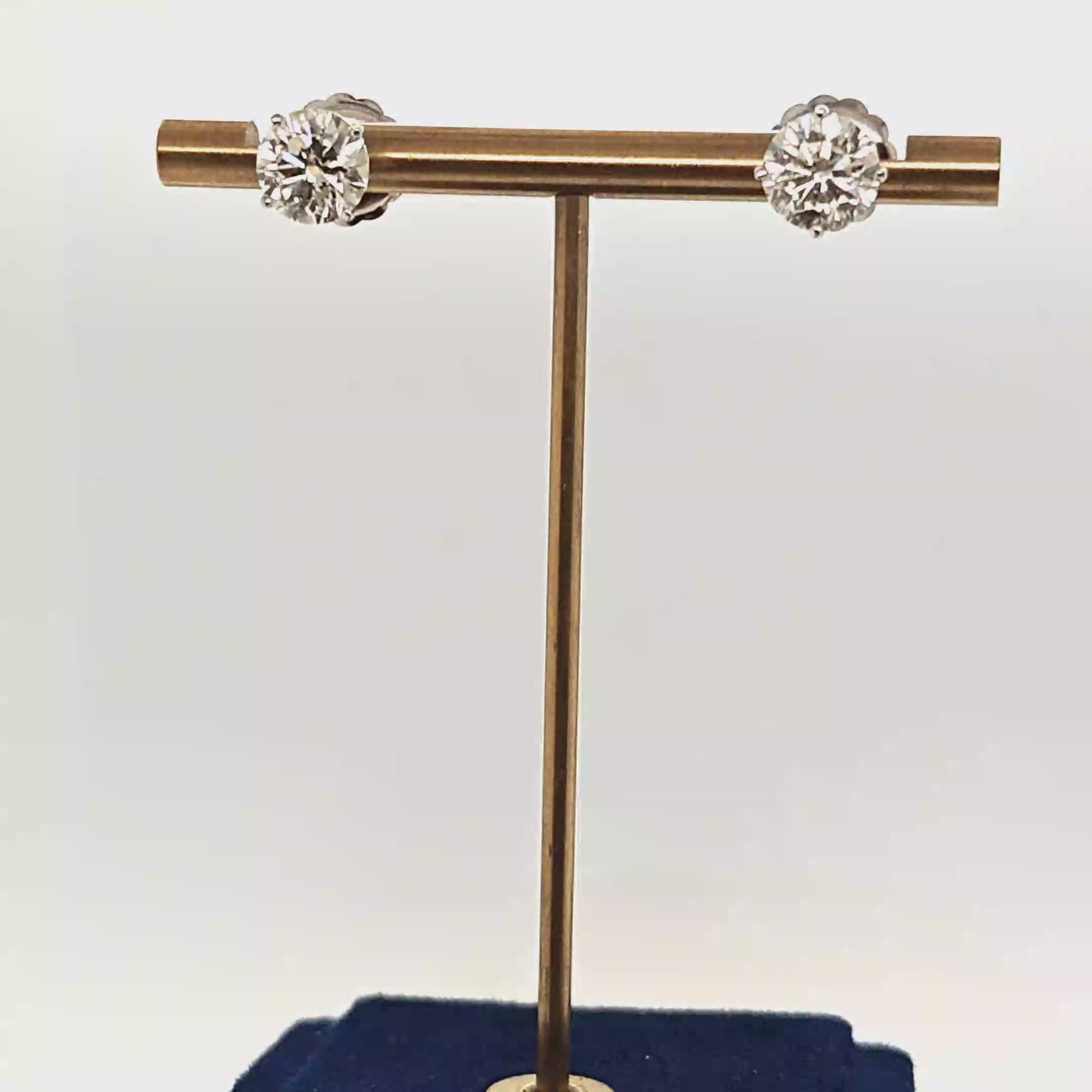4.01CT DIAMOND STUD EARRINGS 4.01CT WHITE GOLD