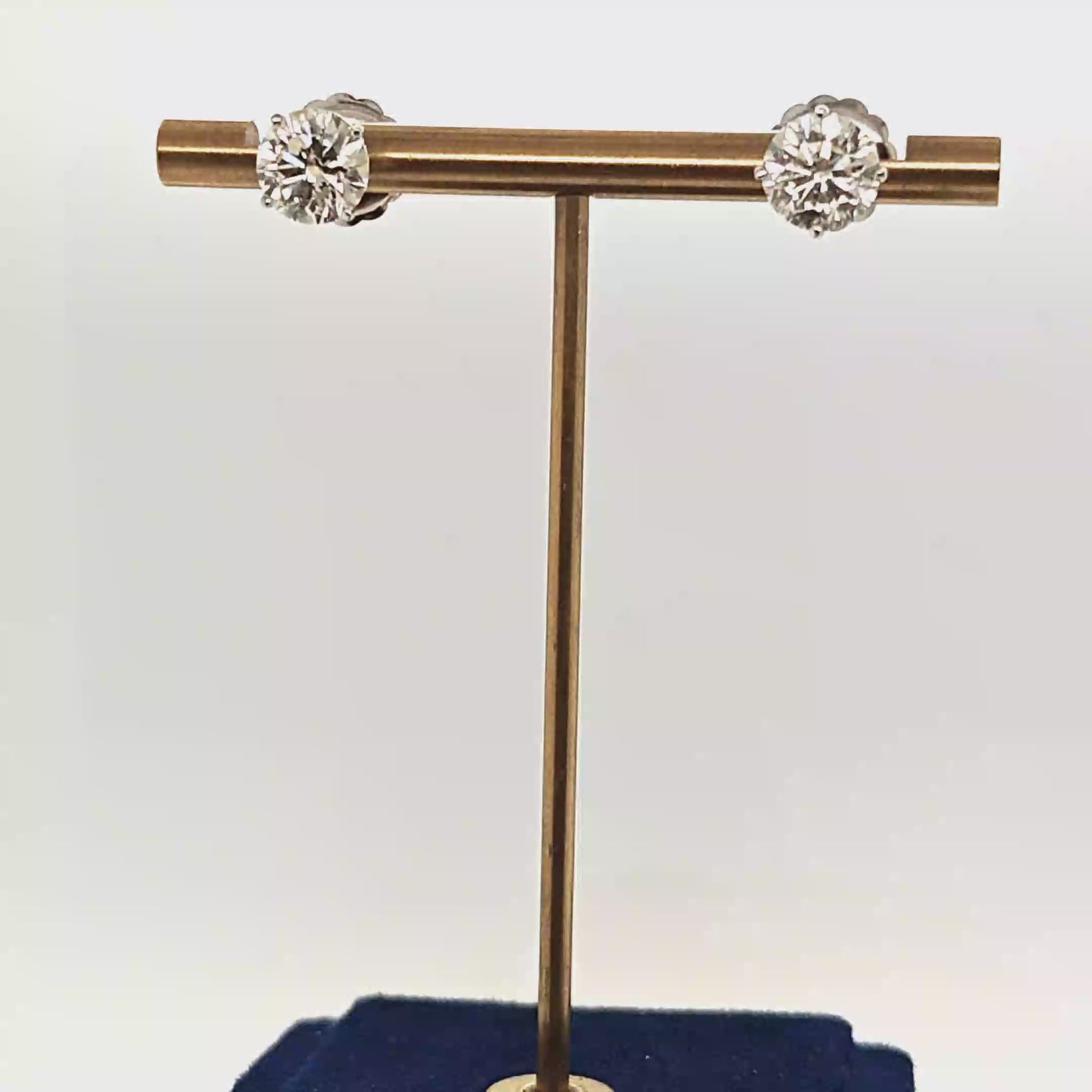 4.01CT DIAMOND STUD EARRINGS 4.01CT WHITE GOLD
