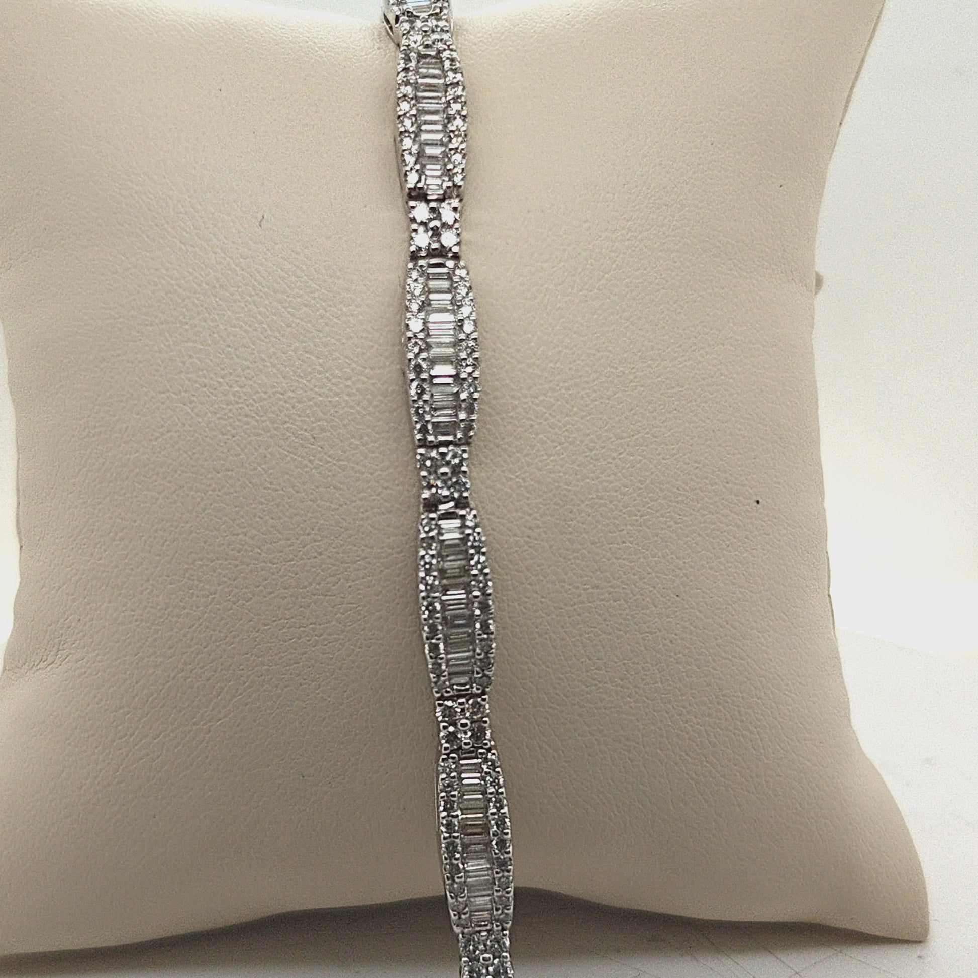 BAGUETTE AND ROUND DIAMOND WHITE GOLD  BRACELET