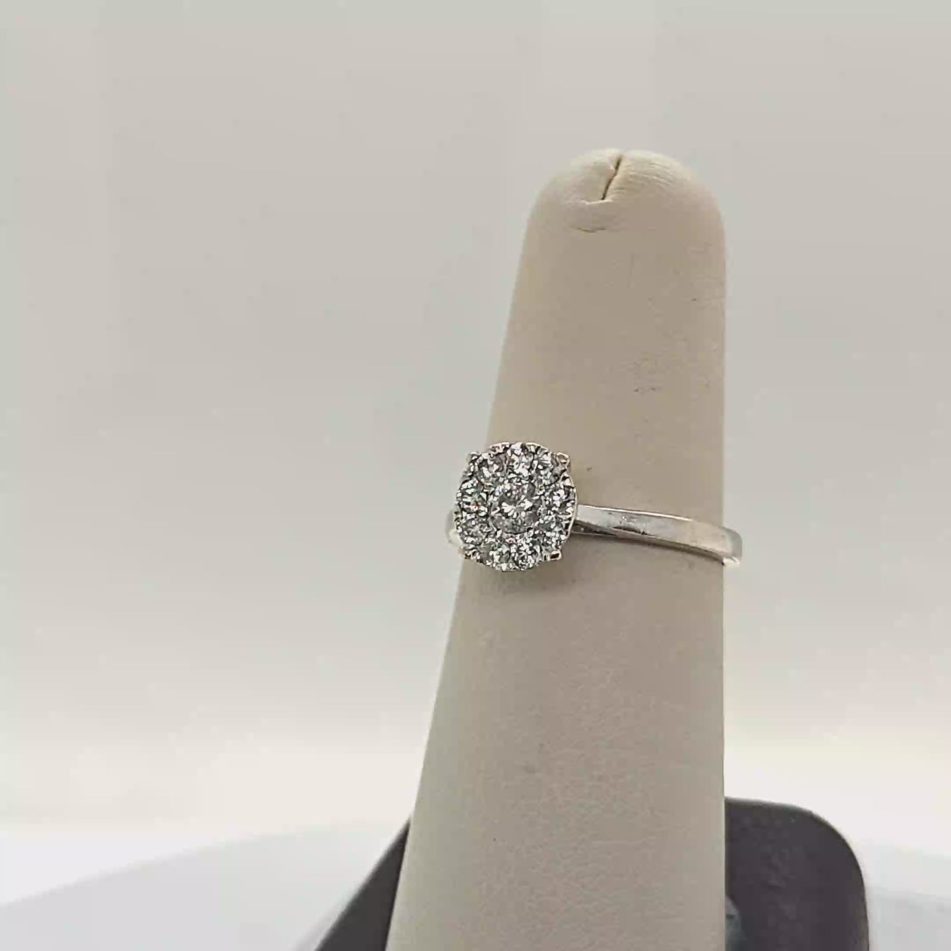 DIAMOND CLUSTER RING 0.75CT WHITE GOLD